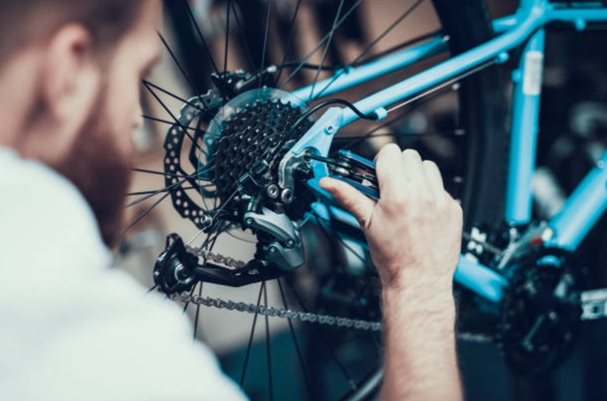 Mountain bike workshop in Alpe d&rsquo;Huez for MTB repairs, adjustments, downhill bikes and electric mountain bikes