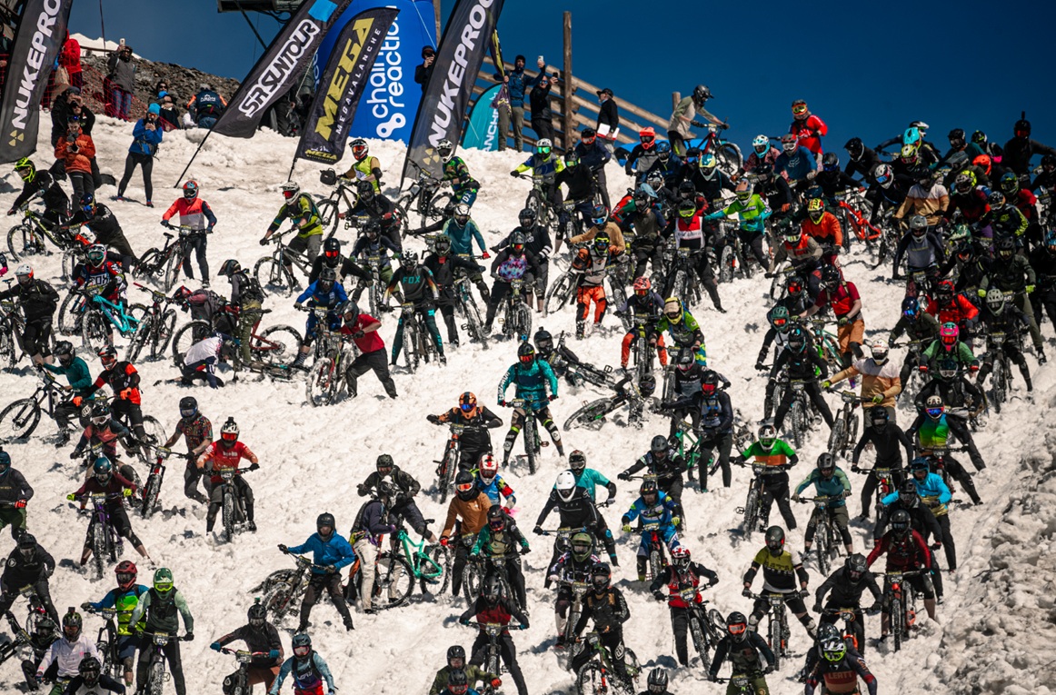 Megavalanche in Alpe d&rsquo;Huez with downhill and enduro mountain bikes