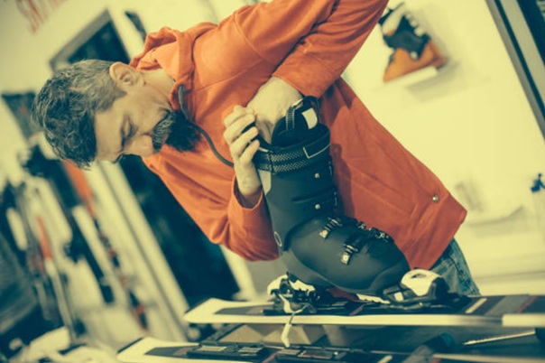 Ski binding check and adjustment in Alpe d&rsquo;Huez at Altitude Sports